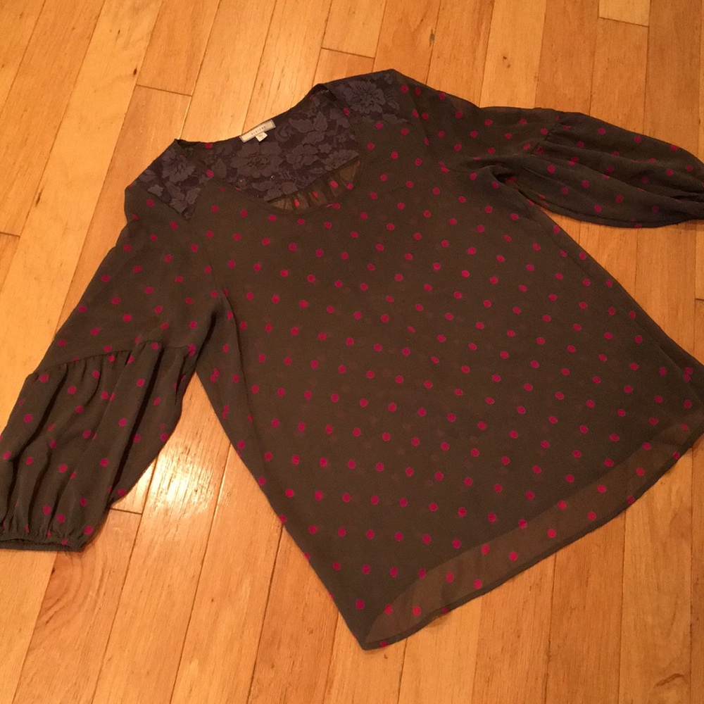 Pleione blouse w puffy sleeves and lace detail